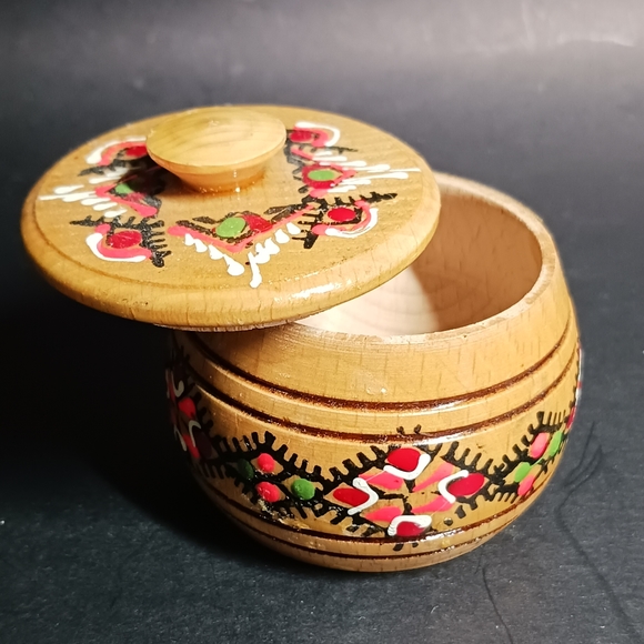 Small Ukrainian Wooden Trinket Box with Lid, handpainted - Picture 2 of 6